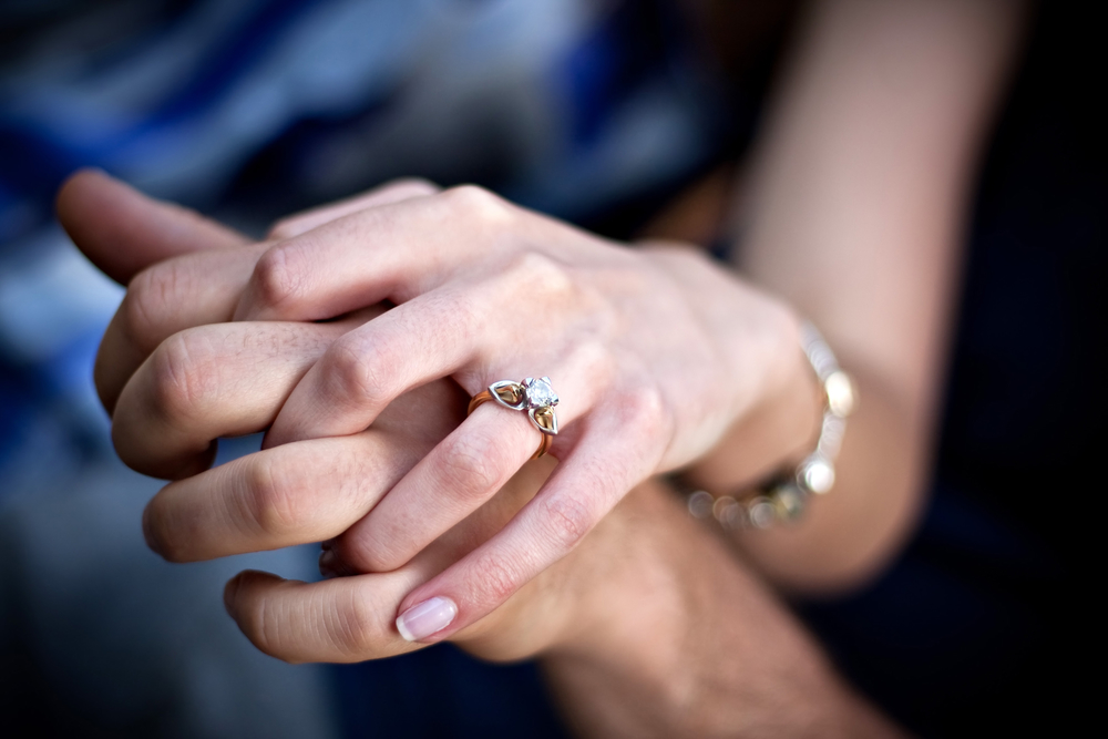 Który pierścionek zaręczynowy z brylantem wybrać dla niej? 